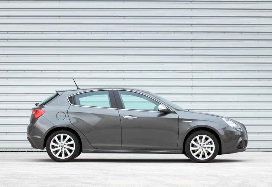  Alfa Romeo Giulietta 2010 года  (UK) (фото 9 из 67)